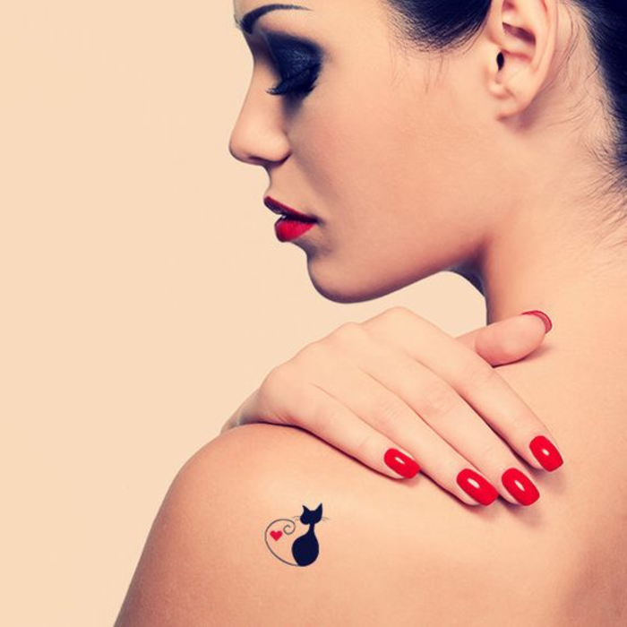 татуировка модел малка татуировка картина на котка в черен цвят с елемент сърцето декорация червени устни нокти