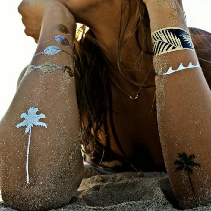 татуировка модел гривна палмови листа декорация за тяло верига златна жена слънчеви бани на плажа