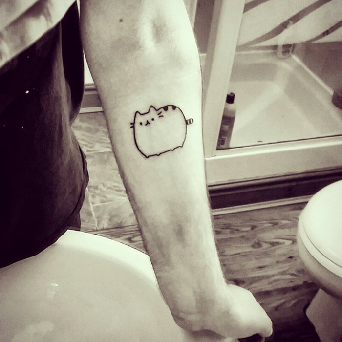 Ideja za tetovažu mačke na ruci - ovdje je malo bijela mačka s suzama