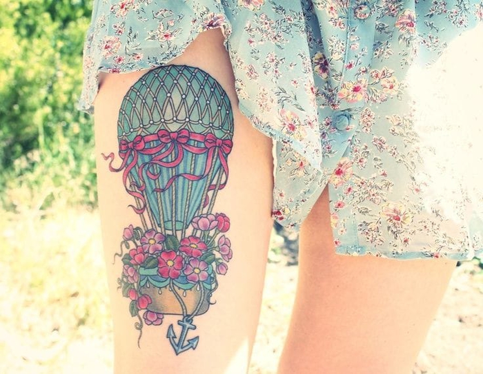 tetoválás a combon, léggömb, rózsaszín és kék, női tetováló motívumok