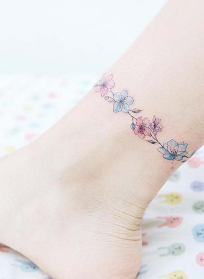 tetoválás a boka, kis virágok, női tetoválás motívumok, láb tetoválás