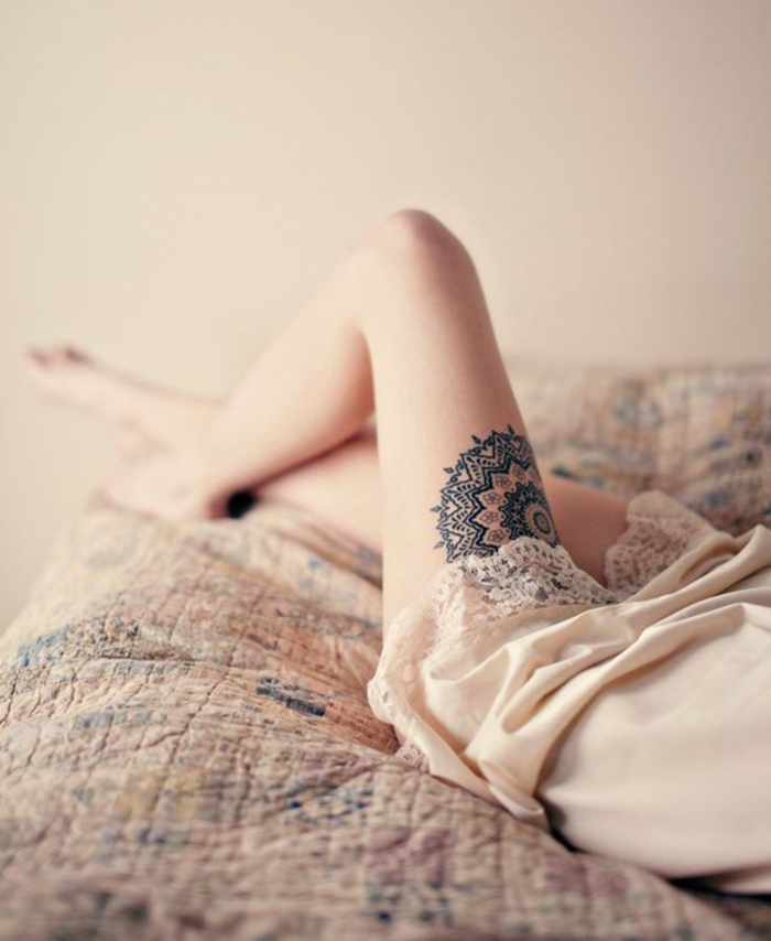 татуировка на бедрото, мандала, женски татуировки мотиви, крака татуировка