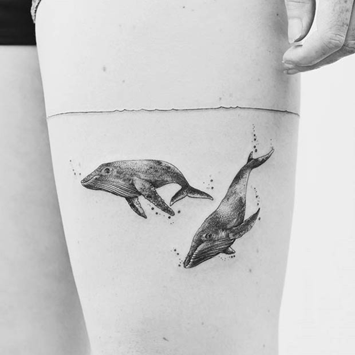 татуировка на бедрото, китове, татуировка на краката, под вода, черно