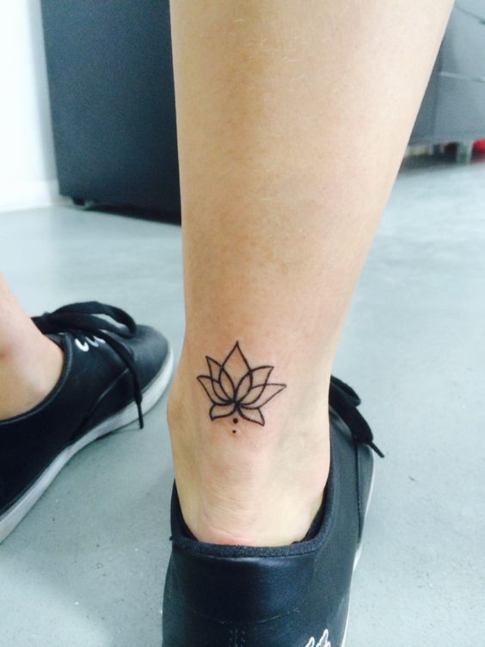 татуировка на глезена, татуировка на крака, водна лилия, женски мотиви за татуировка