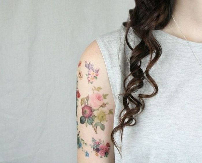 mali cvjetovi, šareni tetovaža, tetovaža ruku, žena s kovrčavom kosom