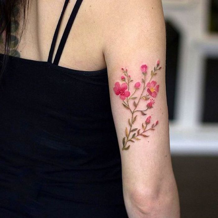 Virág tetoválás, rózsaszín virágok zöld levelekkel, felső pántokkal