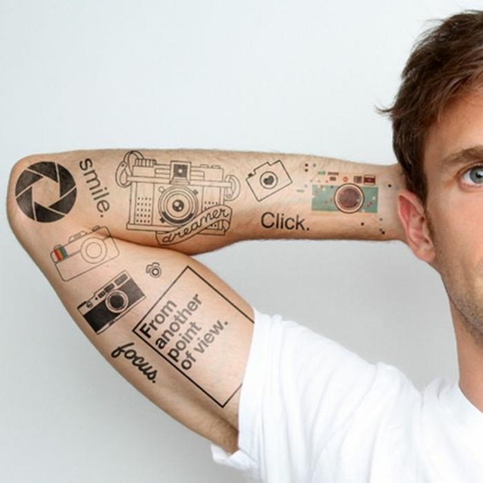 Motivi za tetovaže su sjajne ideje za višestruke tetovaže dizajna na ruci kamere nasmijana čovjeka