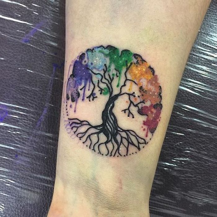 šareni tetovaža stabla života u nekim radosnim bojama