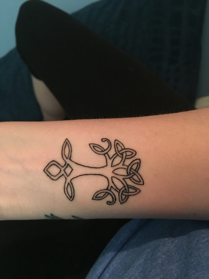 стилизирано дърво на татуировка на живота върху китката с геометрични форми