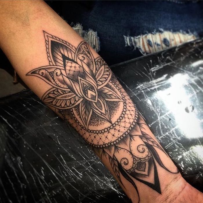 татуировка ръчна жена, мандала татуировка в черно и сиво
