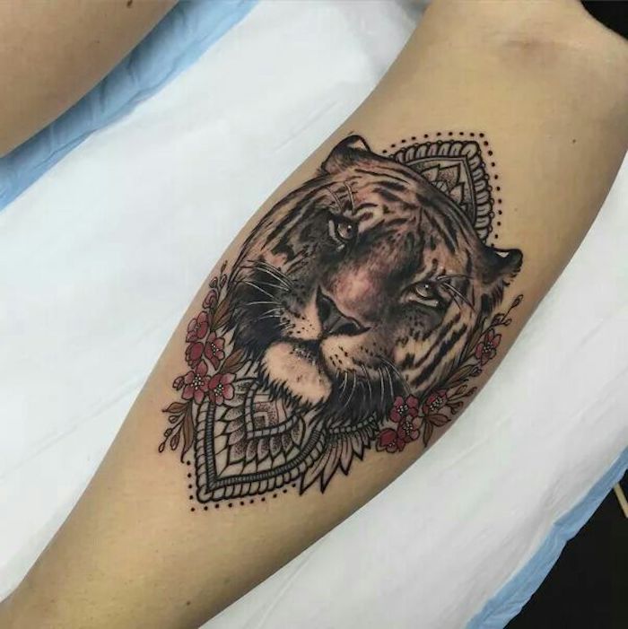 татуировка ръчна жена, татуировка мандала в комбинация с тигрова глава и червени цветя