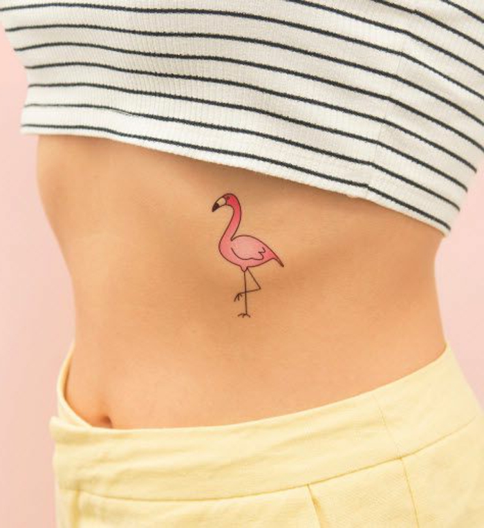 татуировка шаблони фламинго птица жълто панталони карирана блуза голо тяло татуировка върху нея залепване и показване