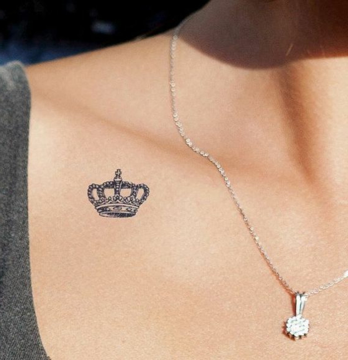tetovaža predložak malena kruna simbolizira snagu i veliku ljubav lanca žena s privjeskom