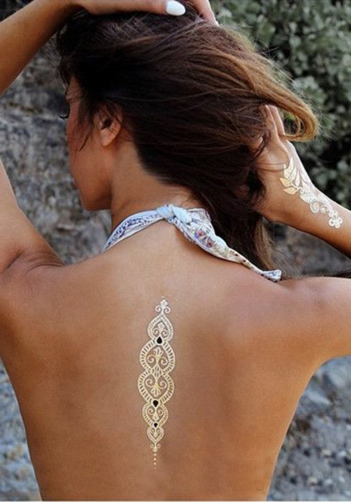 tetovaže žene zlatne boje tetovaže na leđa i ručno ukrašavanje za tijelo maramicu plaža