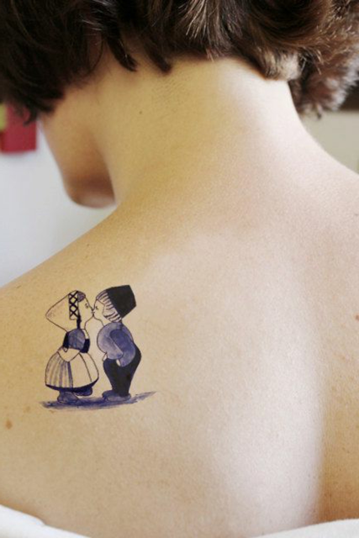 tetovaže žena romantične male tetovaže ideje djevojka i dječak poljubiti jedni druge retro stil tetovaža diskretan