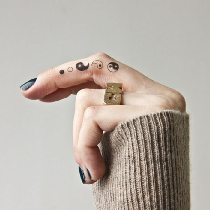 малки идеи за татуировки ин и йант точки черно-бели нокти дизайн в черен цвят пръстен