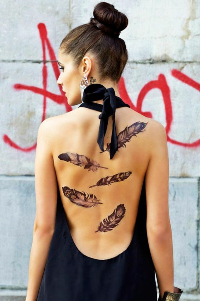 mala tetovaža ideja gola leđa ukrašena perjem tetovaže fancy tetovaža ideja žena pletenica frizuru