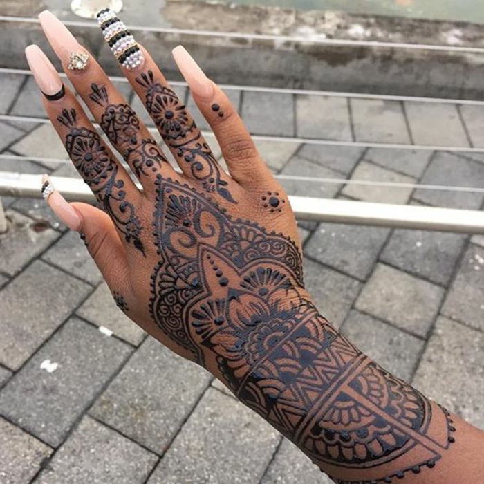 Tattoo predložak Henna Tattoo najbolje je popunio veliki manikura savršenom ručno dizajniranom noktom