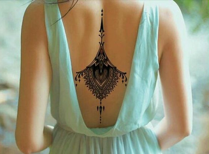 tetovaža motiva natrag s crnom tetovaža ukrašavanja žena s lijepim plavim haljina otvoriti natrag