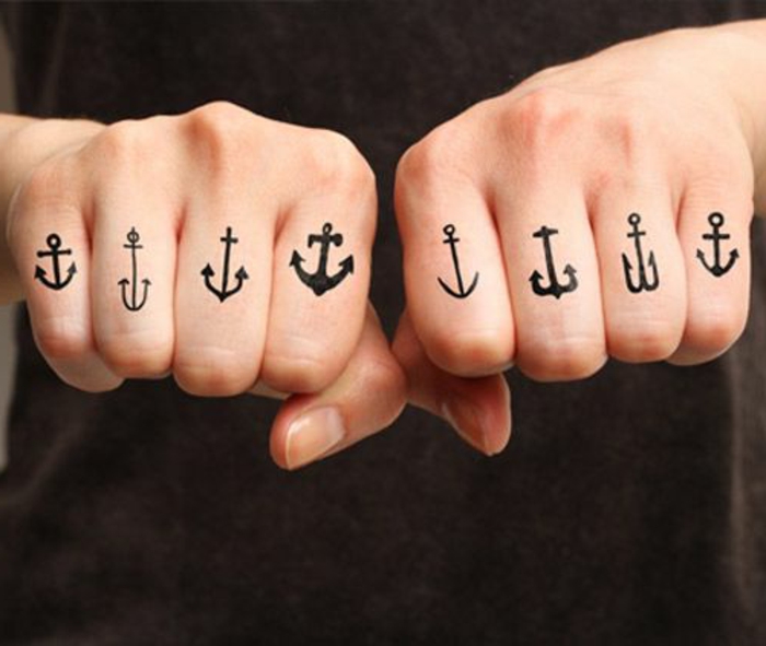 tetovaža motivi sidro u različitim nacrtima na prstima tetovirane plovila broda