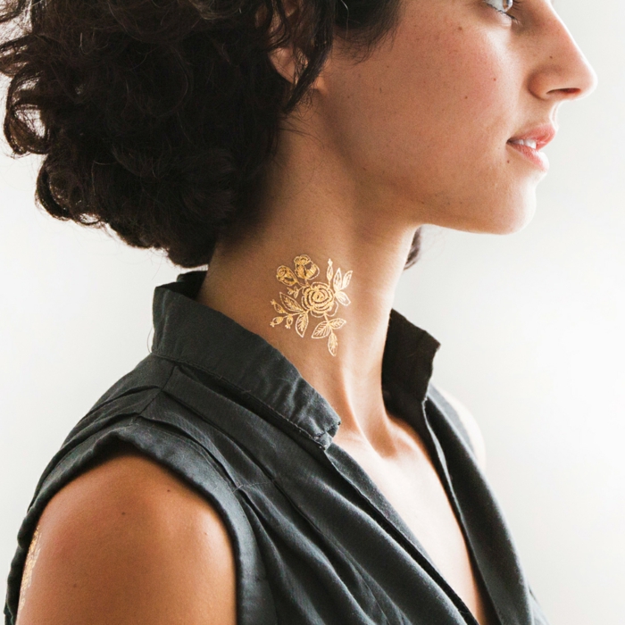 tetovaža motiva ideja u zlatnoj boji žena tetovirala na vratu privremene ideje tetovaža