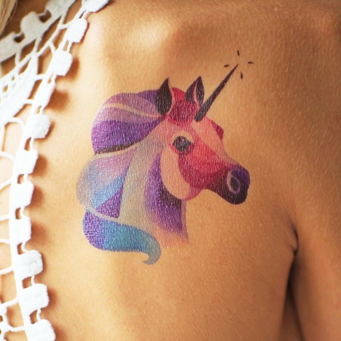 татуировки мотиви, които обичат еднорозите не цветни еднорог татуировка идея лилаво синьо розово дантела блуза