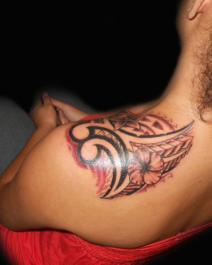 tetovaža ramena, žena s plemenskim tetovažama s cvijećem