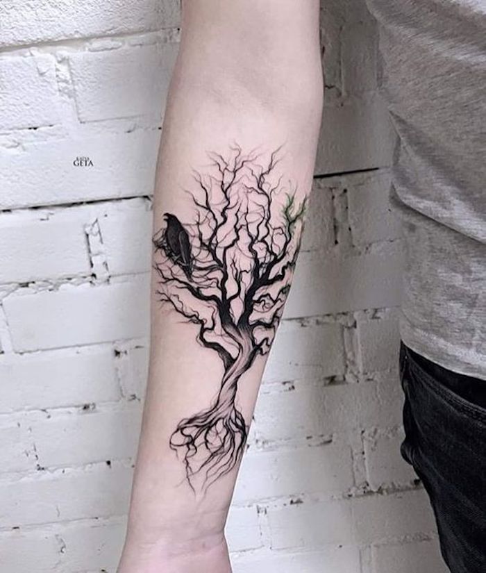 egy fa gyökereivel és csupasz ágai fekete madár - minden fekete tetoválás