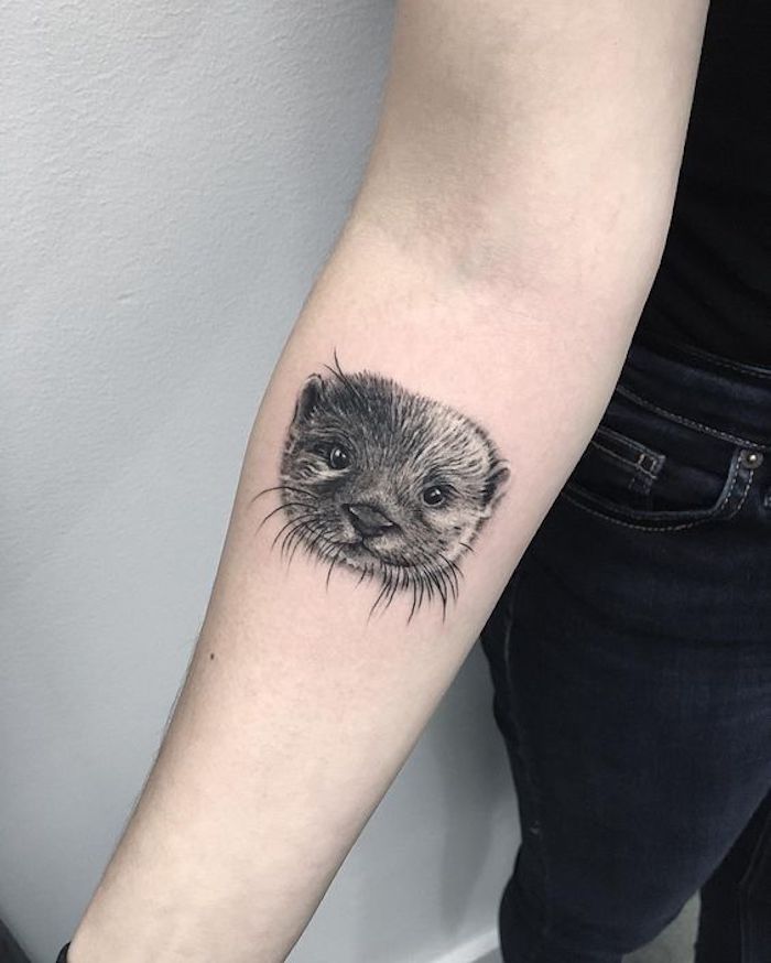 една татуировка на главата на видрата реалистична черна татуировка на горната част на ръката за тези, които обичат животните