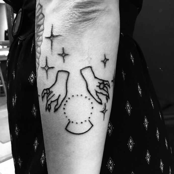egy látnok kiegészítő - két kéz és labda, csillag minden fekete tetoválás a nő
