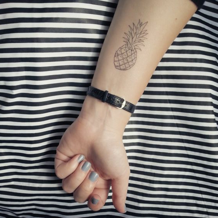 tetovaža ramenica ananas suptilna minitattoo ručni sat kožna siva noktiju s kamenjem