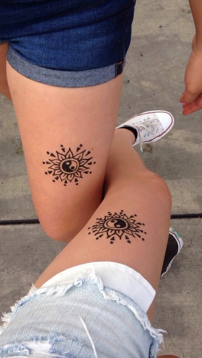 татуировка рамо жена две жени имат една и съща ин и ян татуировки направи приятелство