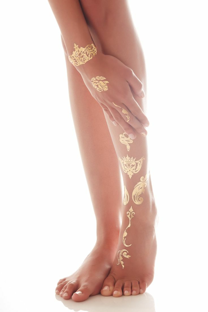 tetovaža ramena žena noge ruke zlatni ukras za cijelo tijelo velike ideje da se