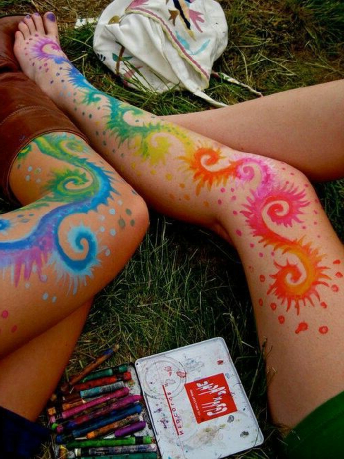 красиви татуировки на краката боядисване празник колоритен дизайн дизайн синьо червено розово жълто