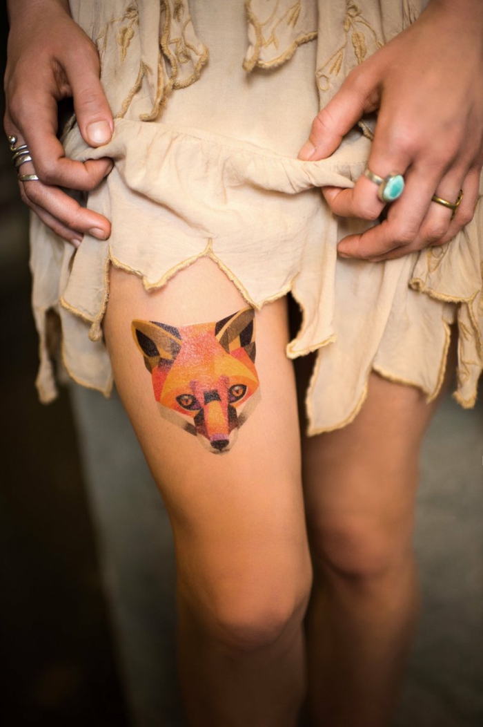 татуировка крака жена дизайн лисица на бедрото боя или стик върху изкуствена татуировка оранжево