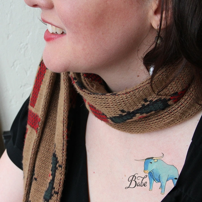 tetovaža bik u plavoj boji s naslovom beba ideje za dizajn zvijezde znak bika gemini djevica