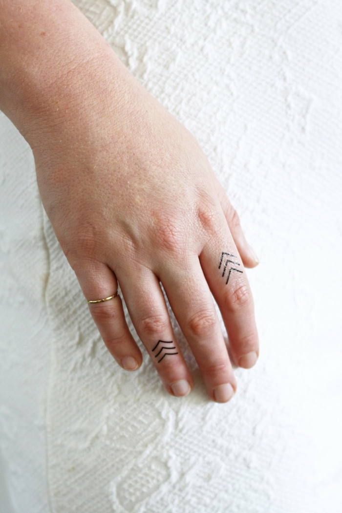 vrlo jednostavne i suptilne minitattoos na prstima tetovaža prsten na mali prst ideja