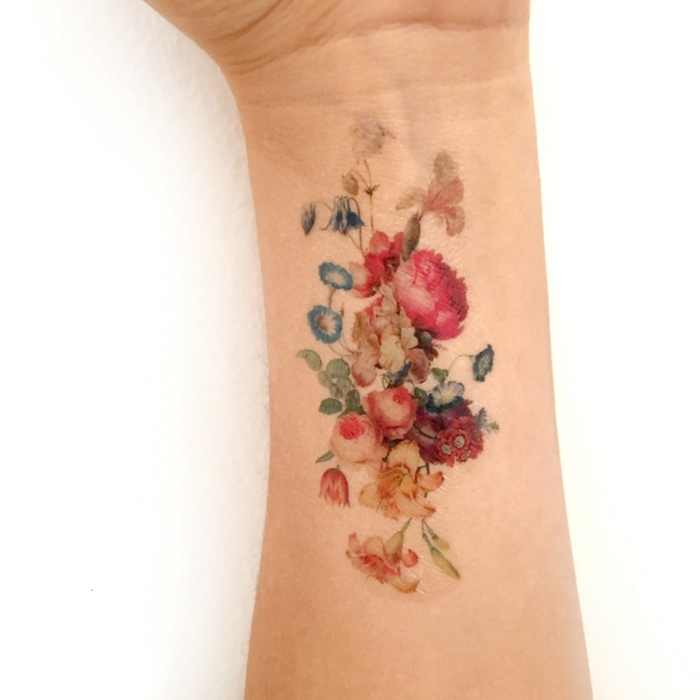 изключителни татуировки цветни цветя върху ръчно рисувани декорации за удоволствие от тялото