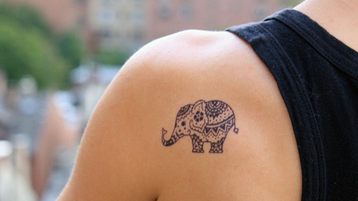 sretan šarm slon na ramenu tetovaža velike tetovaže ideje donijeti radost donijeti