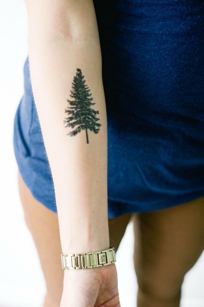 фин татуировка дизайн за хора, които обичат природата много дърво на ръката татуировка часовник