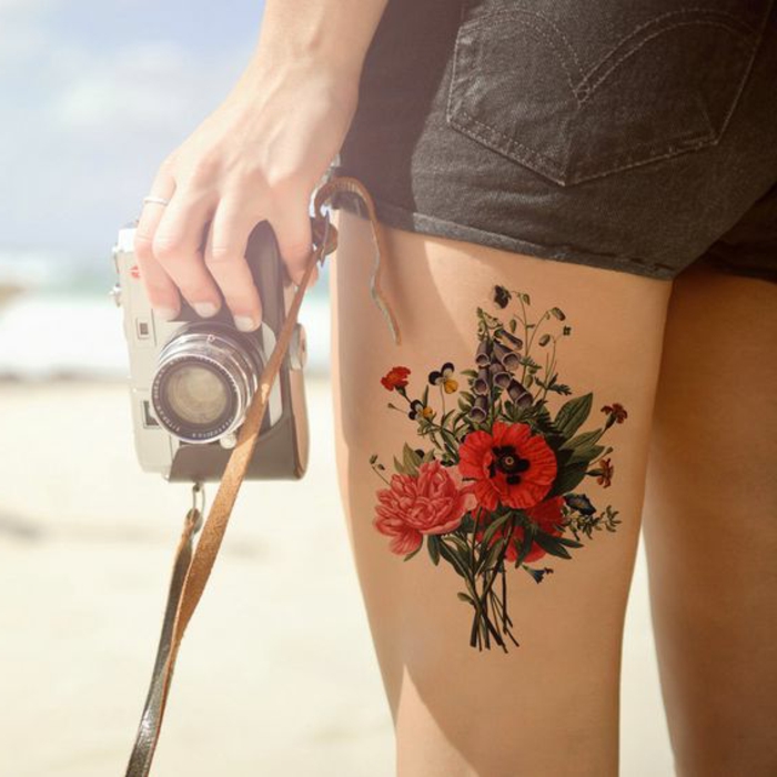 tetovaže žena kamera kratke hlače cvijeće makska buket plaža more osjećaj