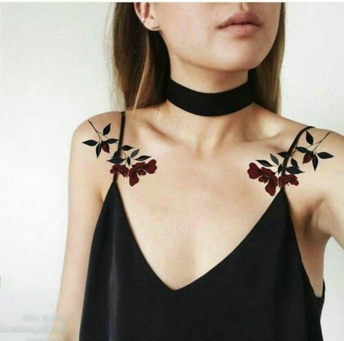 Две татуировки на двете рамене на цветя на черна горна обица