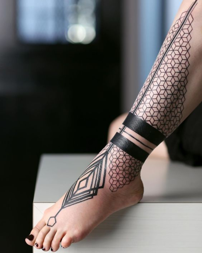 tetovaže nogu, crne, ženske tetovažne motive, tetovažne ideje za žene