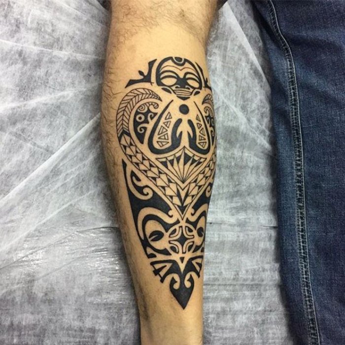 noga tetovaža, tetovaža na tele, polinezijski tetovaža motivi, plemenski dizajn