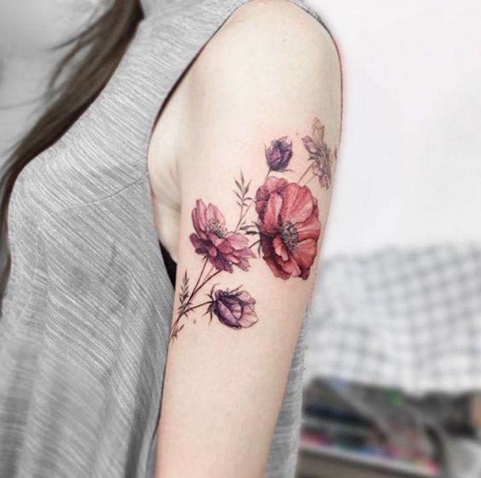 Жена с орнаменти на кожата на рамото, червени и лилави цветя