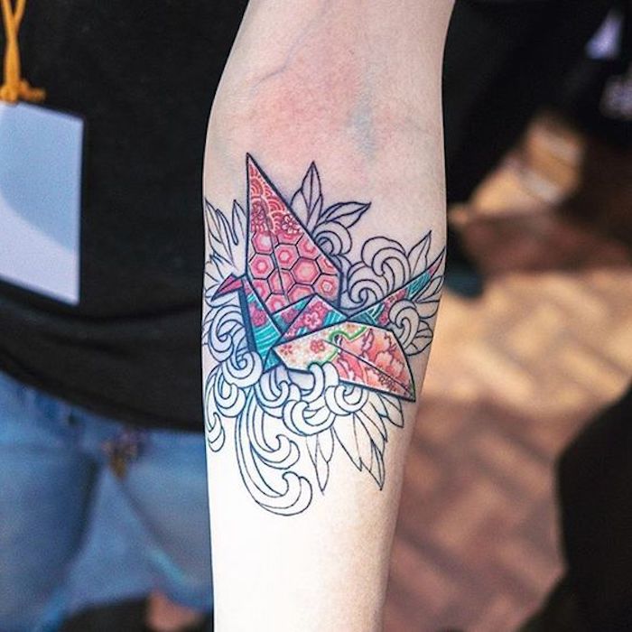 szép színes origami daru tetoválás a könyök alatt