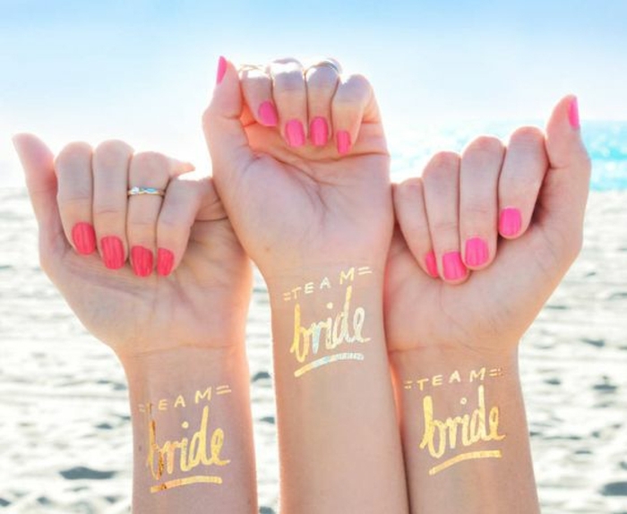 красиви татуировки златни minitattoos цветни нокти червено розово златно пръстен изненада парти за булката