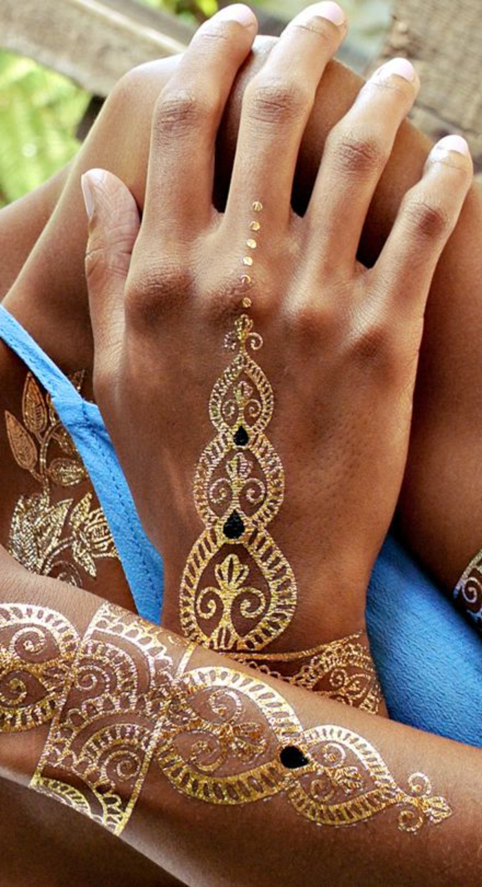 красиви татуировки в златист цвят, поставени на ръце, стик за украсяване на тялото на ръцете
