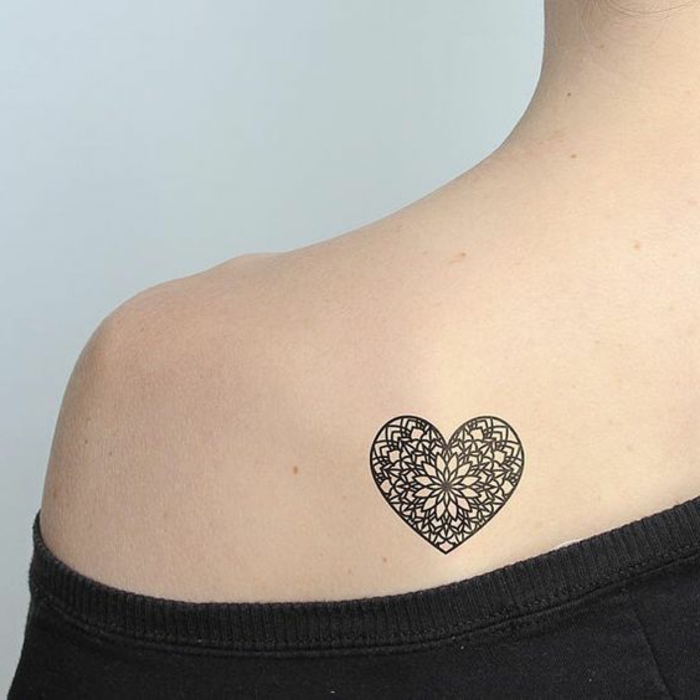 татуировка шаблони мъже и жени сърцето дизайн като цветя прилична идея стик на рамото