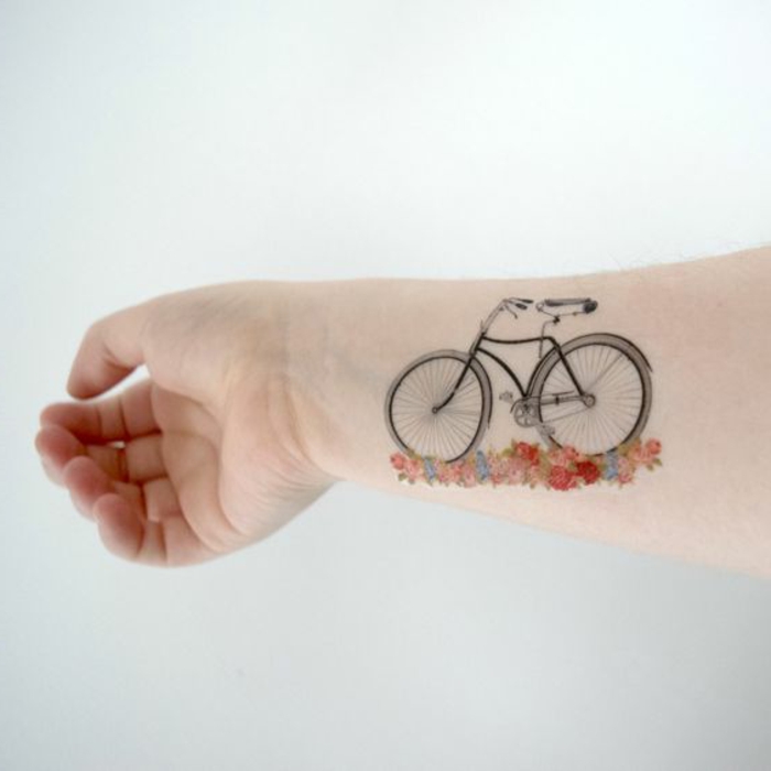 татуировка шаблони мъже езда велосипеди на цветя, изработени от цветя украсяват ръката